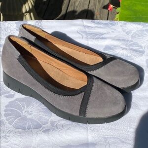 Size 9 Clark’s Daelyn Hill women’s shoes Grey Gray Suede Leather Wedge
